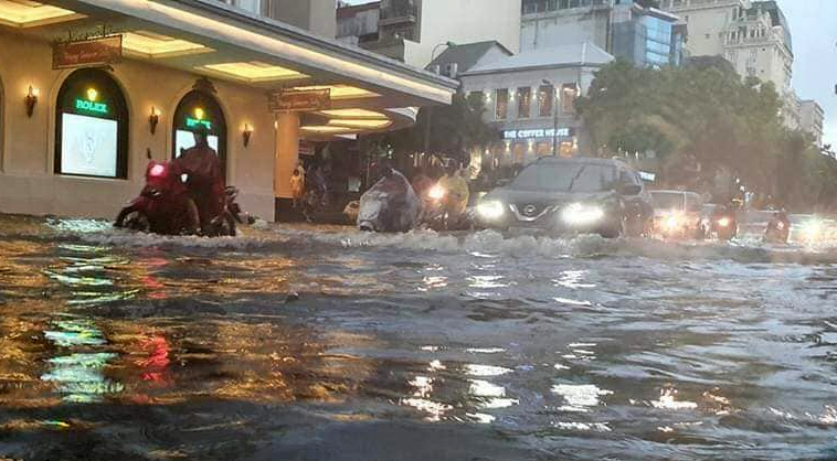 Hà Nội ngập cục bộ sau trận mưa lớn chiều 17-8